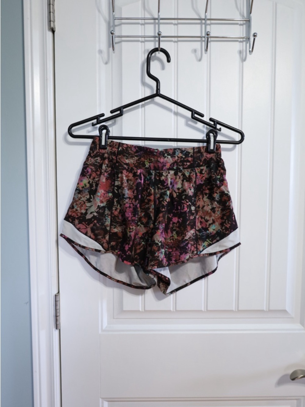 Lululemon Hotty Hot Low-Rise Short Stencil Blossom Red Multi / Sheer Blue Size 8 - Picture 2 of 10